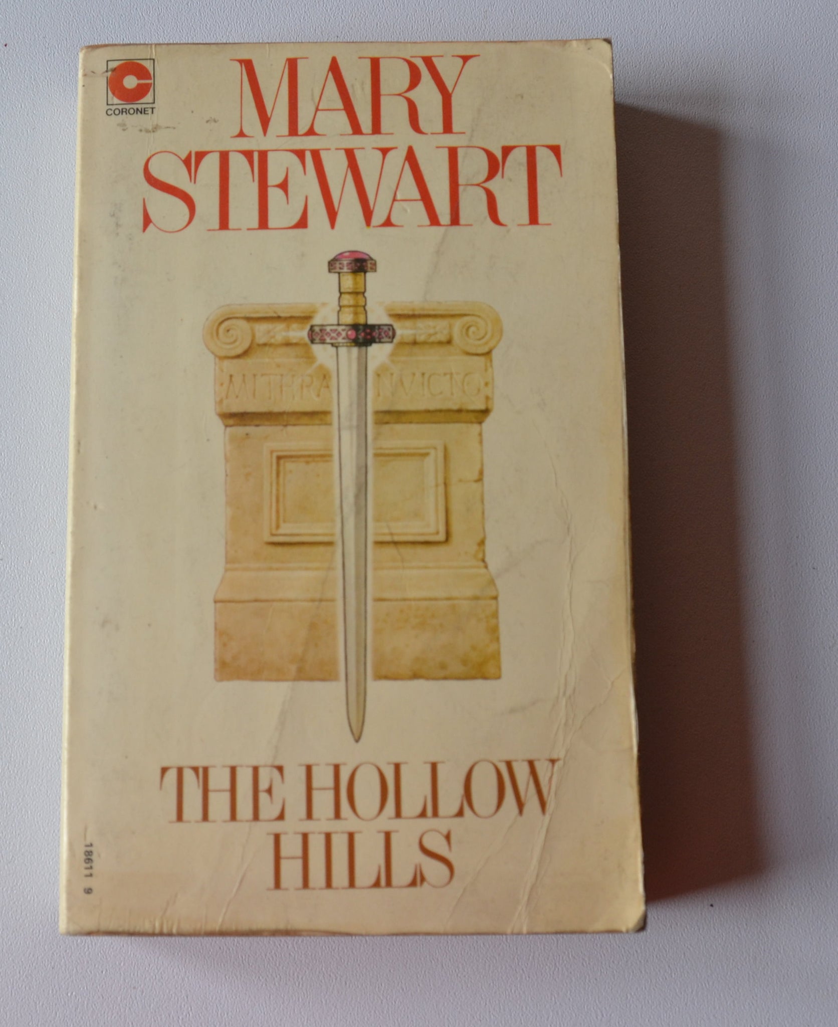 The Hollow Hills - Arthurian Saga book 2